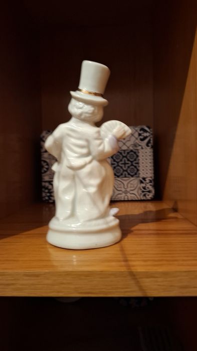 Three Statuettes437438342245263367