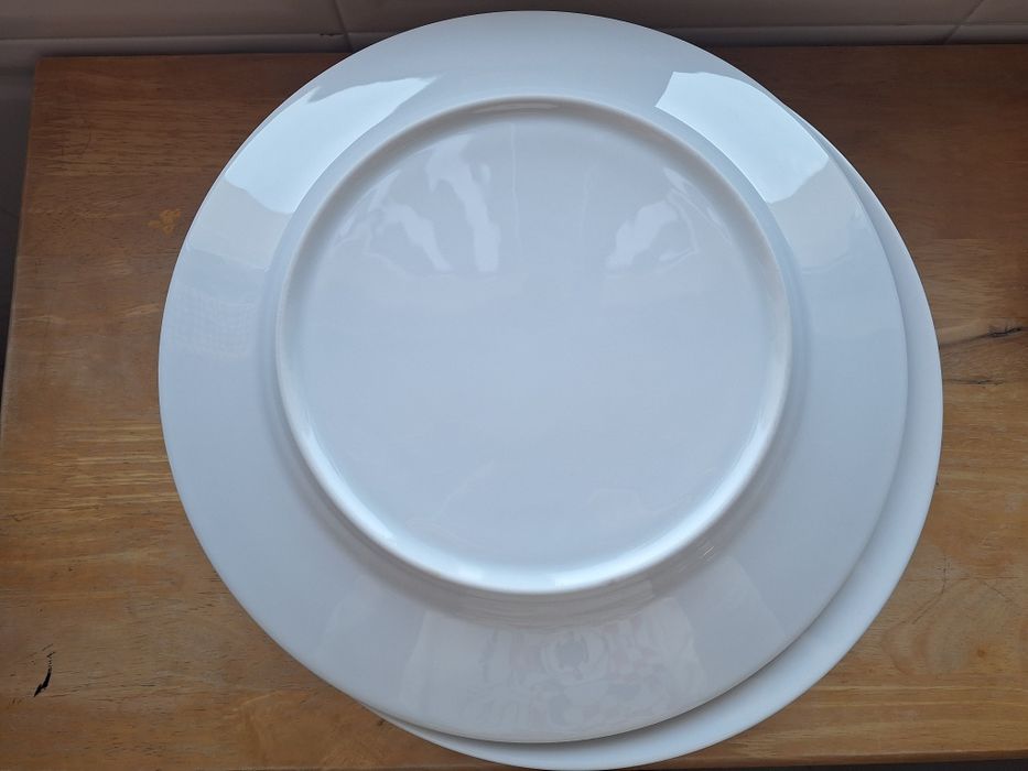 8 pratos brancos sem marca