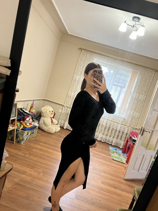 Сукня в рубчик з вирізом на нозі