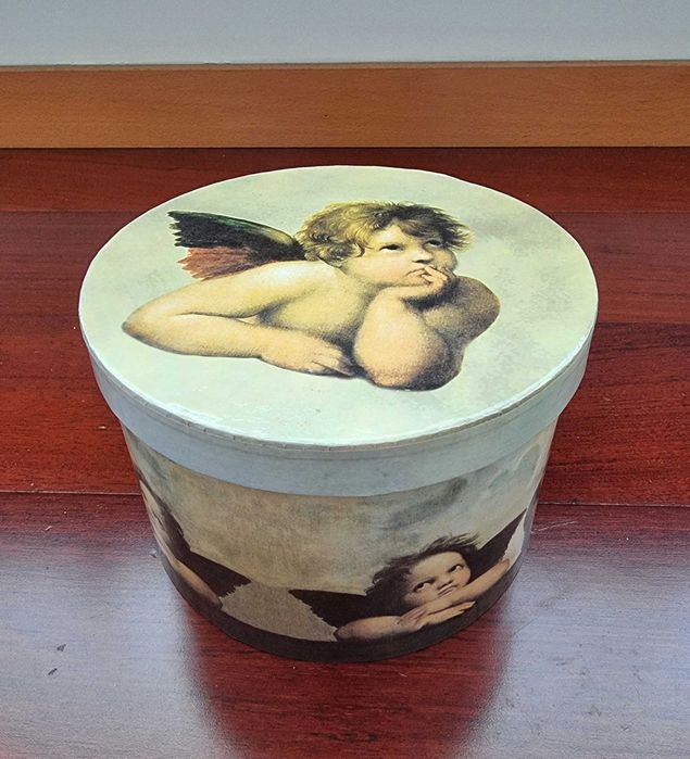 Caixa cilíndrica com padrão de anjos