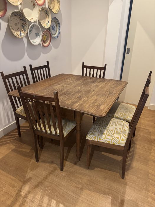 Conjunto mesa e cadeiras antigas