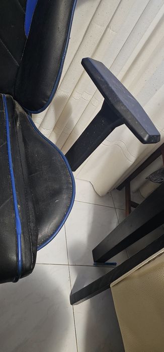 Cadeira gaming preta em bom estado