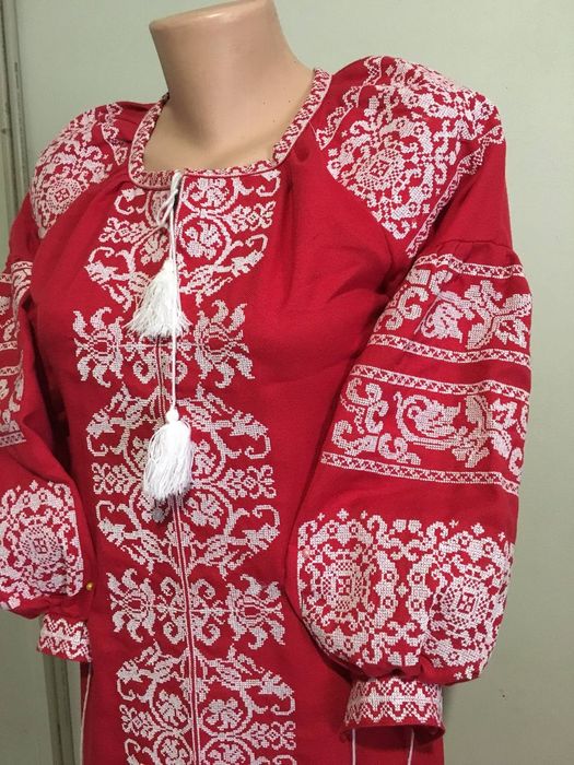 Вишиванки, плаття.