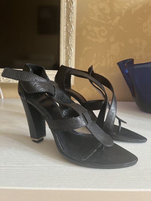 Босоножки фирма Givenchy размер 39,1/2