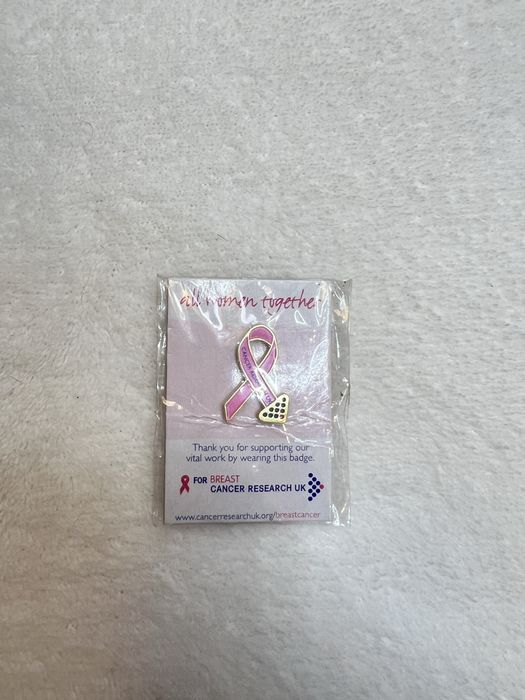 Broszka pin przypinka cancer research różowa wstążka UK