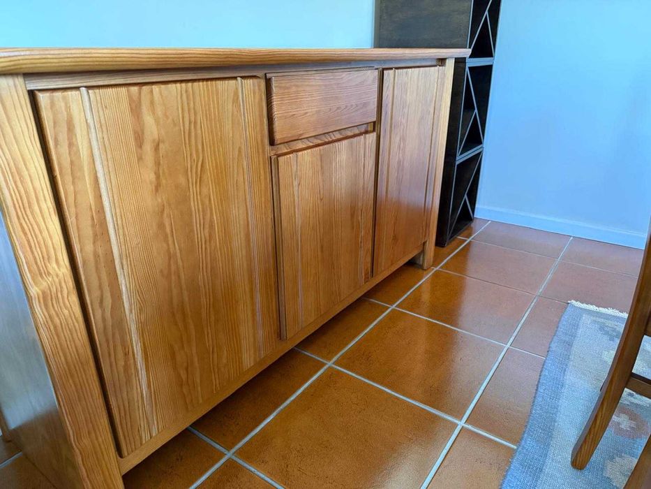 Conjunto de Sala de Jantar com uma mesa, 6 cadeiras e 1 aparador