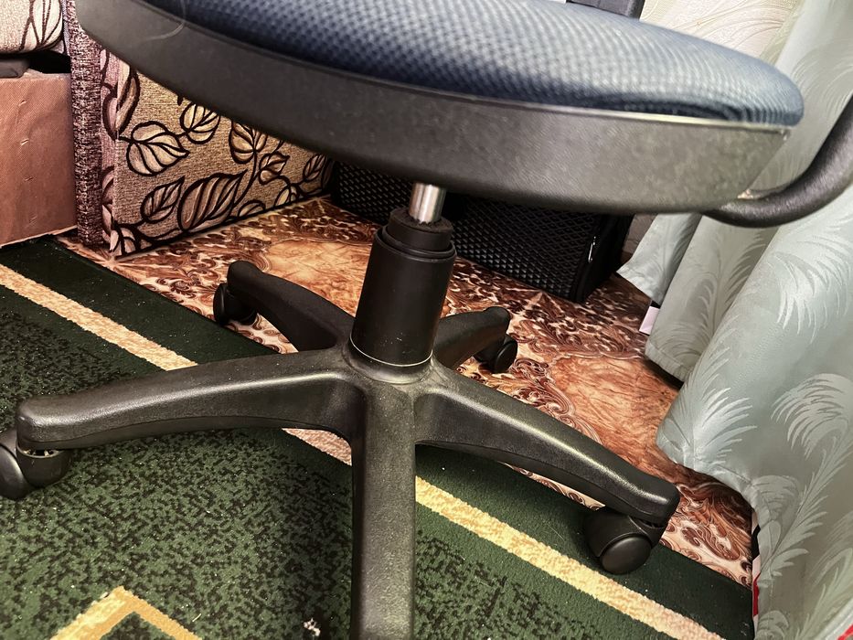 Крісло офісне стілець копʼютерний