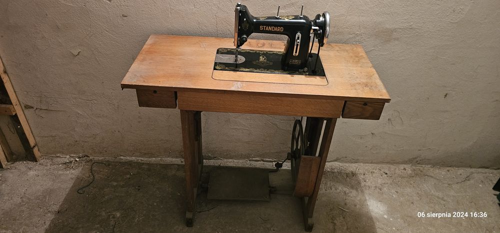 Maszyna do szycia z zabudową, produkcja Zakłady Metalowe Radom