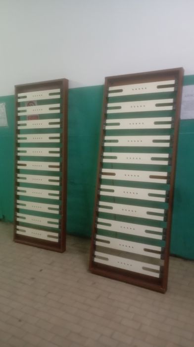 Estrados de solteiro em madeira