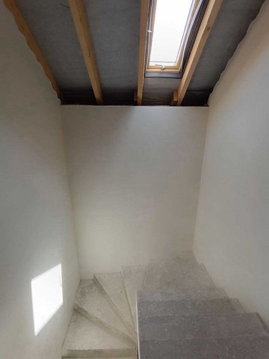 Продається особняк з прямокутною ділянкою, всі комунікації міські.