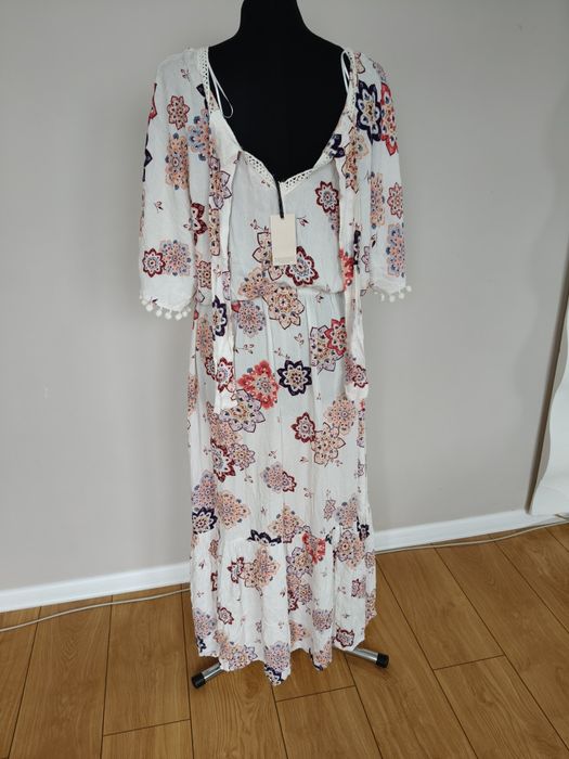 Długa letnia sukienka Boho z gumką w talii biała w kolorowe kwiaty