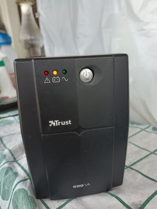UPS Trust 600VA — Bateria nova