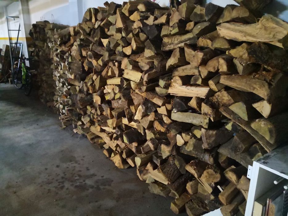 Lenha seca mistura ou eucalipto entrega e armazenamento