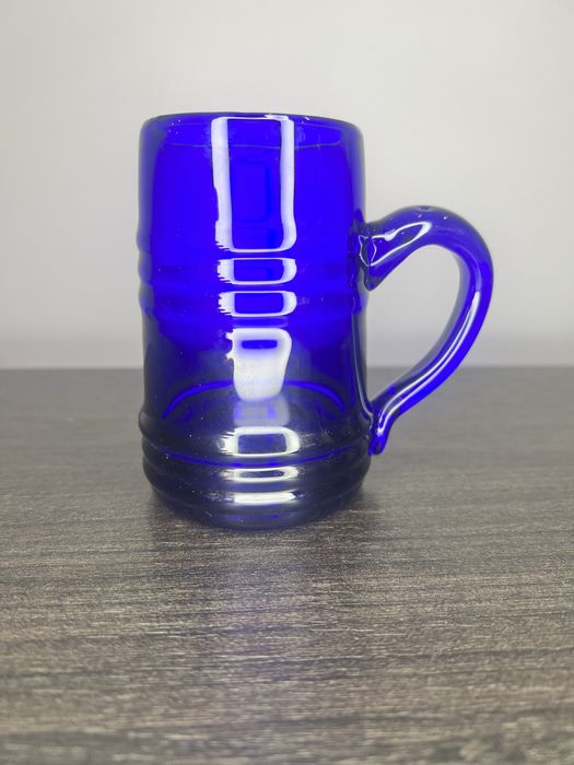 Miniaturowy kufel ze szkła kobaltowego 11 cm