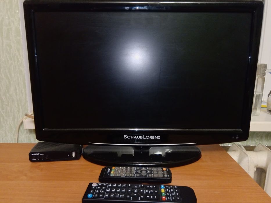 Телевізор 24 дюйми разом з приставкою Т 2  і пультами до них.