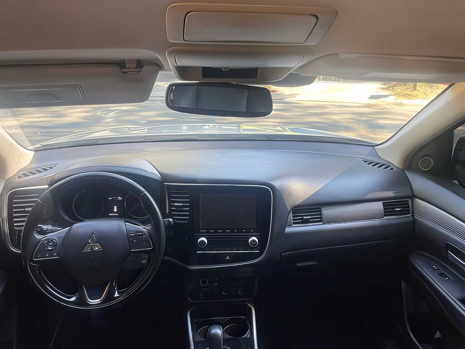 Mitsubishi Outlander      2020