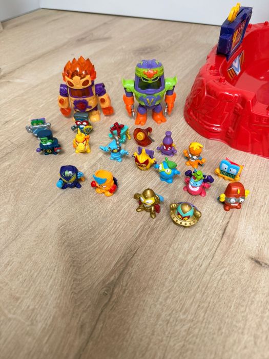 Super Zings( Things) zestaw Battle Arena, dodatkowo 2 spinery ,4 roboty extra 2  zlote super thinksy