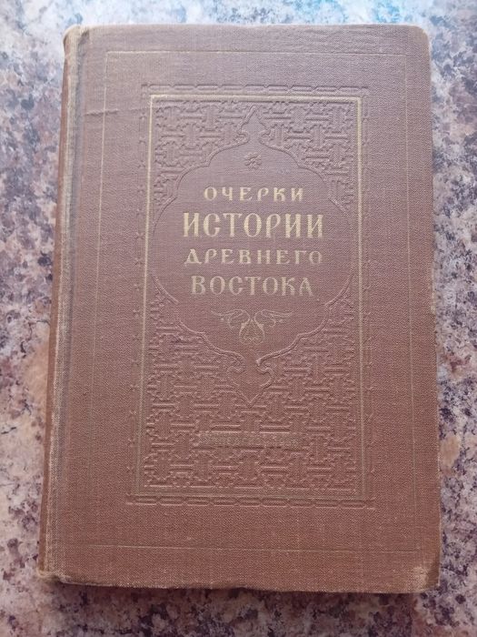 Комплект різних книг