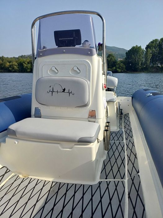 Barco semi-rigido
