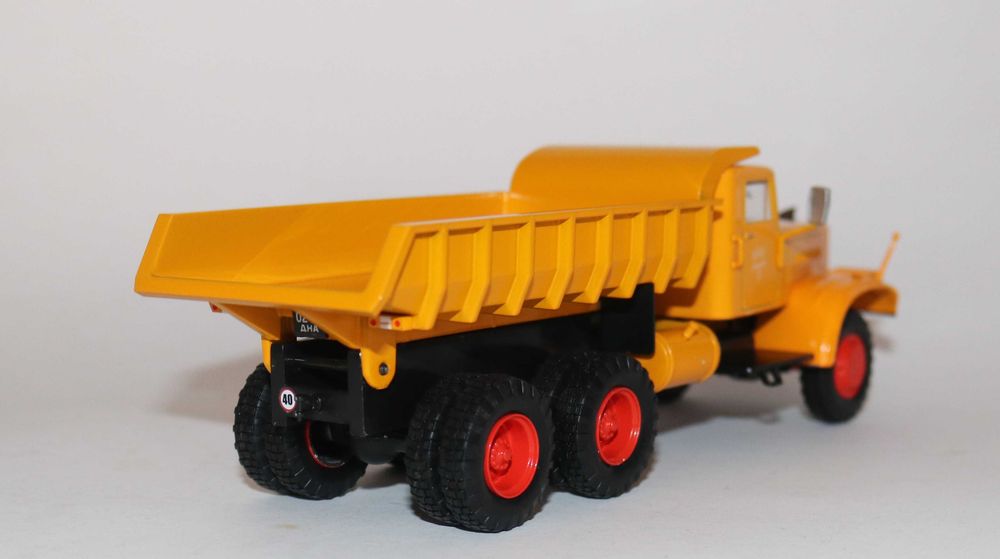 Vendo a minha coleção 1/43.  KrAZ. Altaya. Novo.