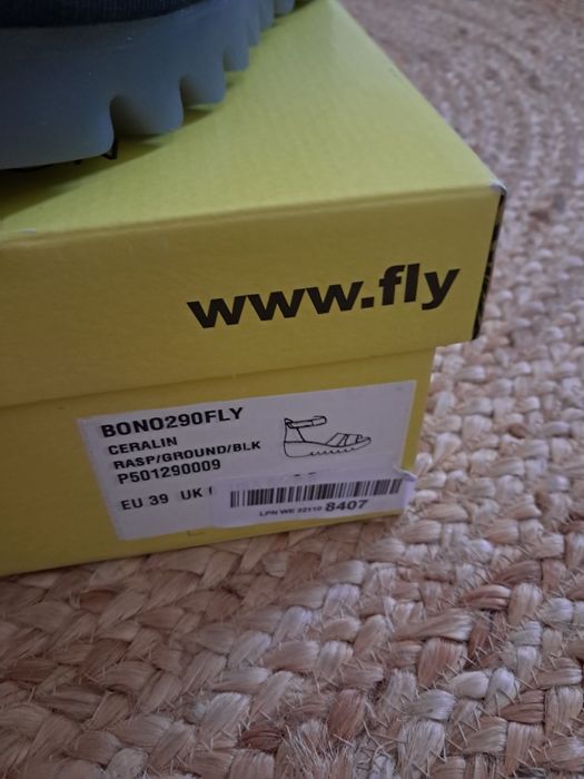 Sandálias fly london