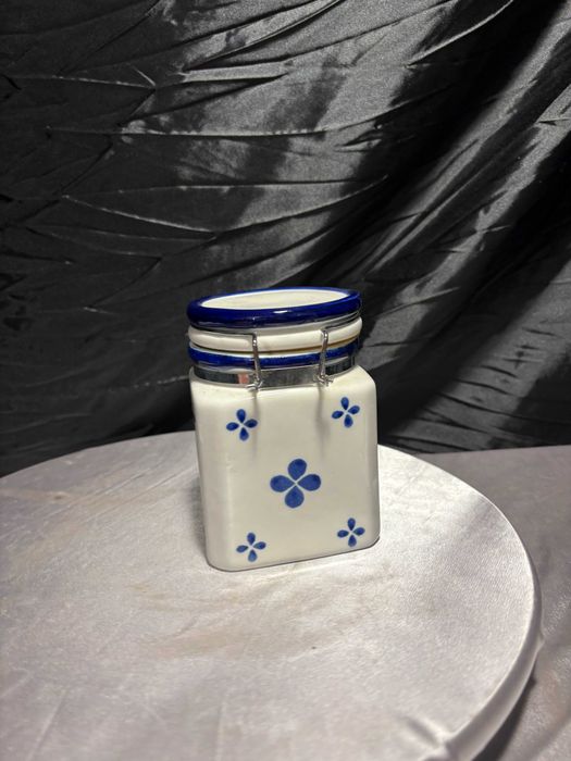 Ceramiczny pojemnik kuchenny z zamknięciem – biało-kobaltowy