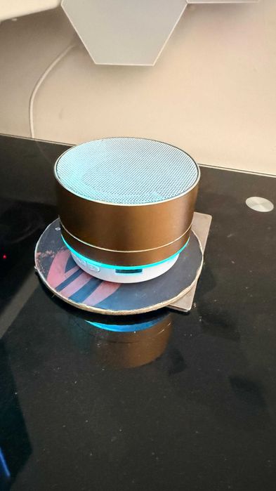 Mini Coluna Bluetooth Portátil – Led RGB – Como Nova