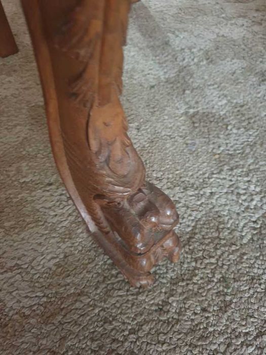 Salão em muito bom estado com mais ao menos 40 anos boa talha