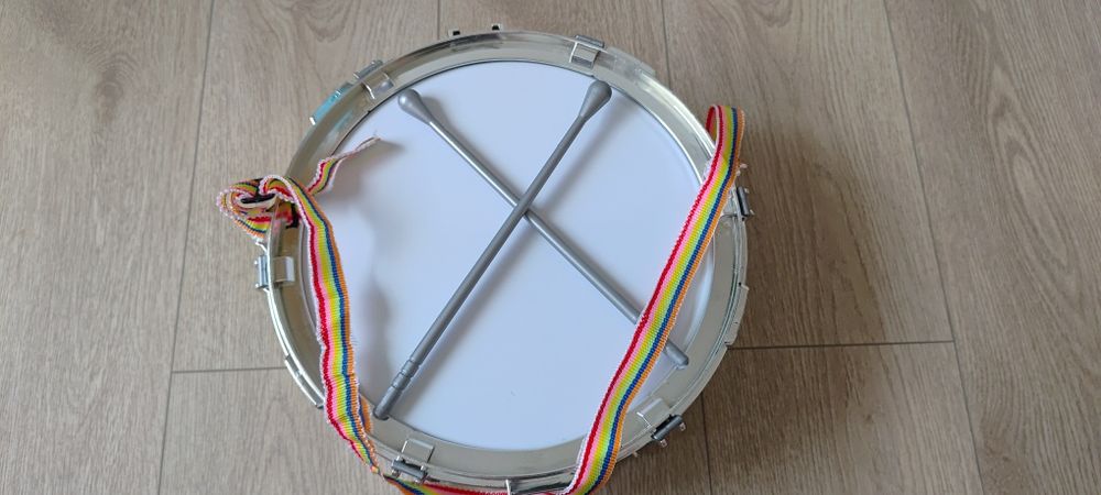 Zestaw muzyczny (gitara, bęben, cymbałki, gwizdek, flet ) od 1,5 lat