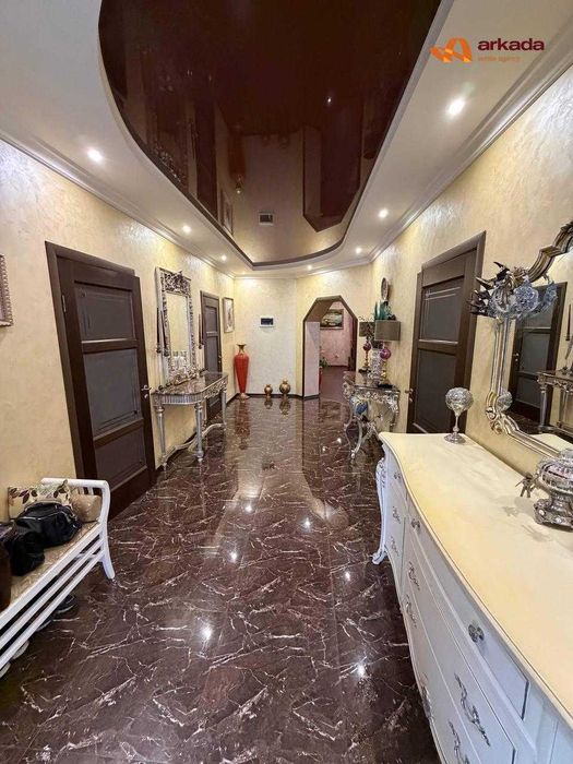 Просторий будинок із відпочинковим комплексом. Продаж