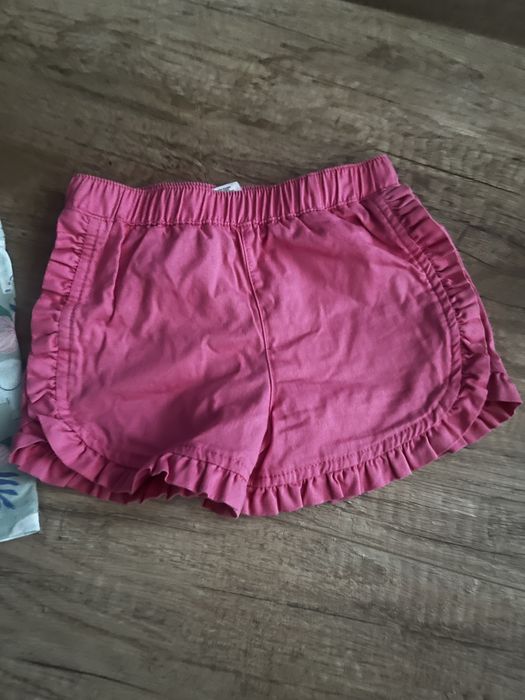 Krotkoe spodenki w rozmiarze 24 miesiące