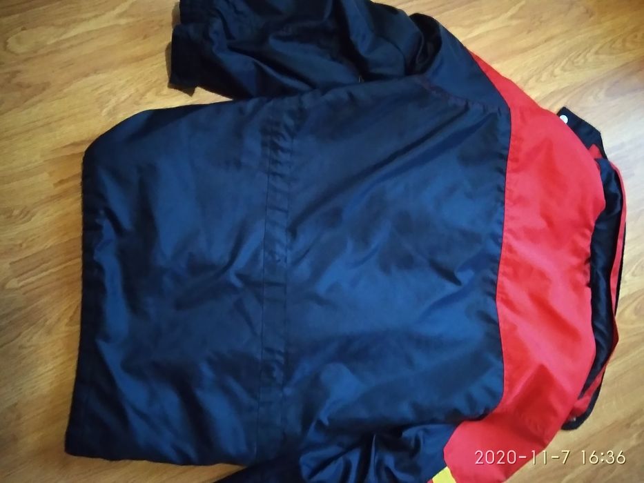 Куртка чоловіча велика.