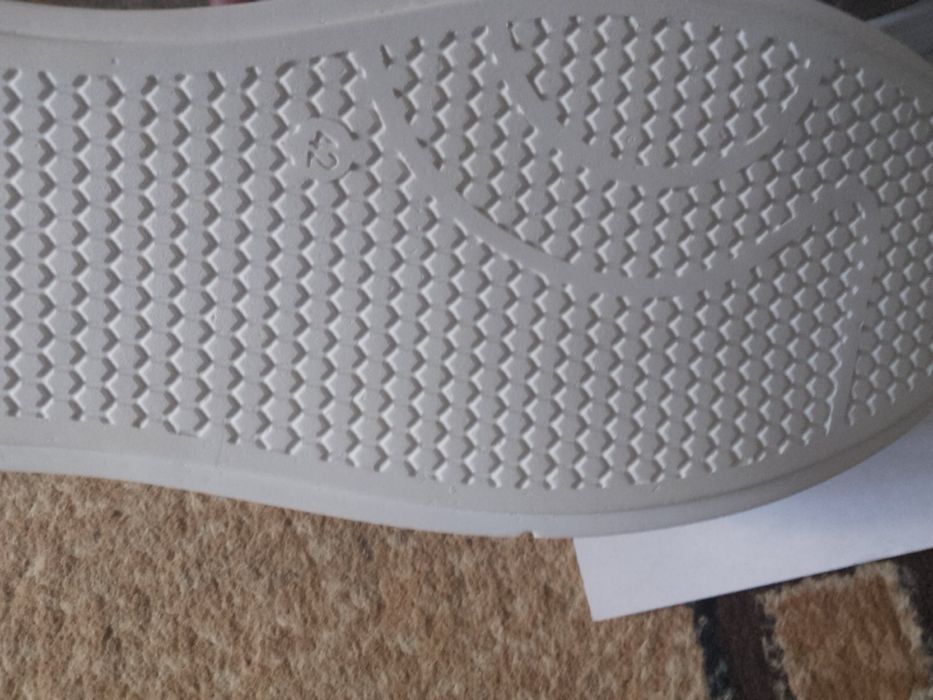 Продам кросівки нові