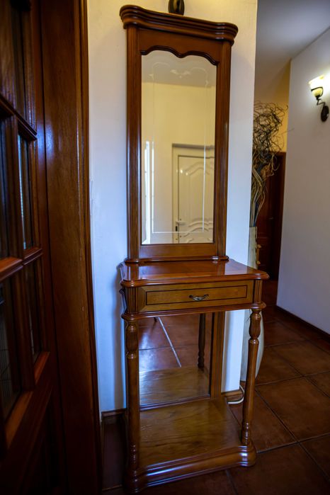 Vende-se sapateiras para corredor em madeira de cerejeira.