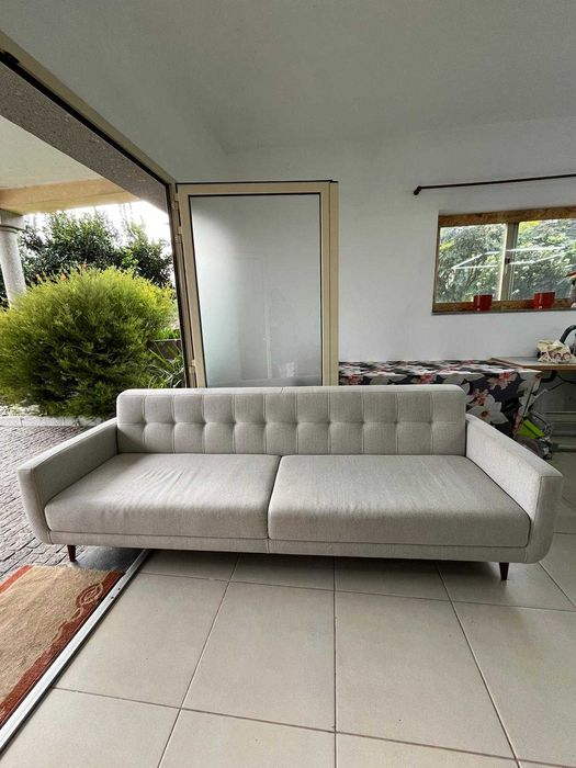 Sofá [+/- 4 lugares] em ótimo estado – confortável e conservado