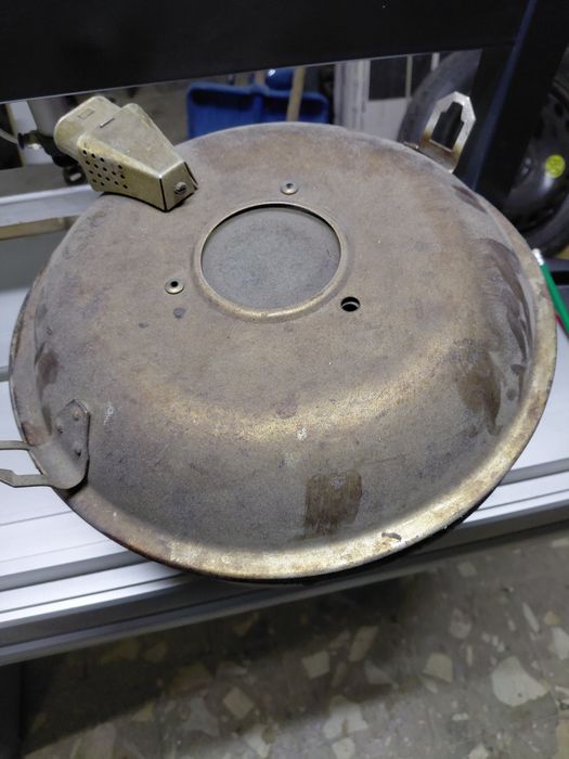 Okrągły prodiż z podkładka metalowa i kablem