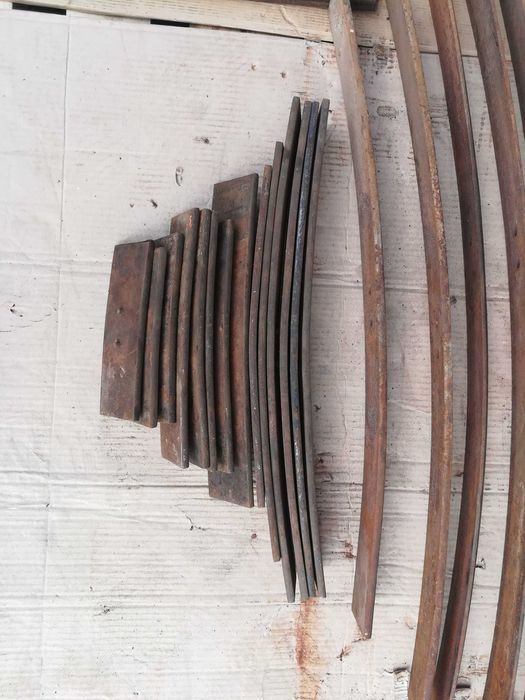 Листи  ресорні  ЗіЛ - 130,  131, кронштейни, стремянки .