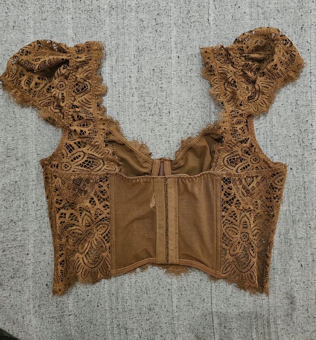 Top de renda de cor camel, tam. L