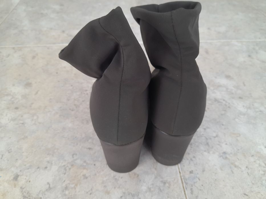 Botins pretos de cunha