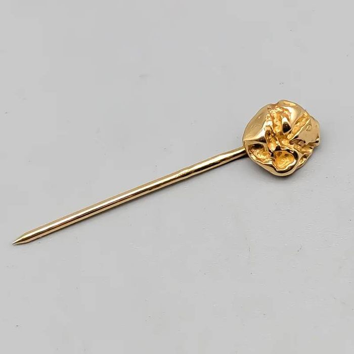 Alfinete de gravata em ouro 18 quilates; 0.73 gramas; 30mm