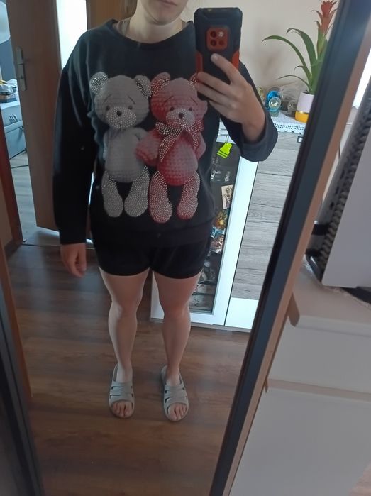 Czarna bluza z długim rękawem