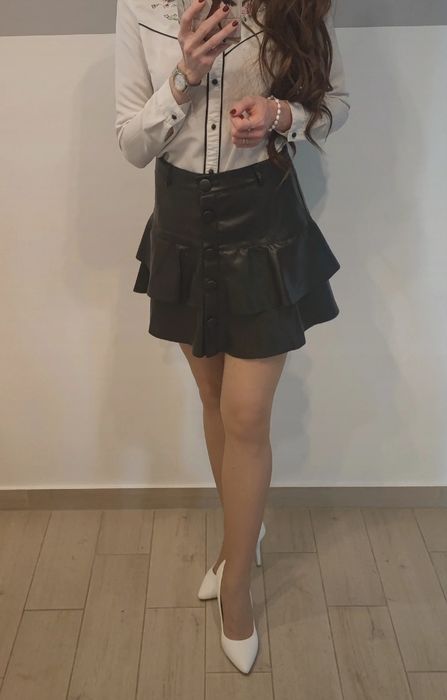 Skórzana czarna spódnica falbanki M