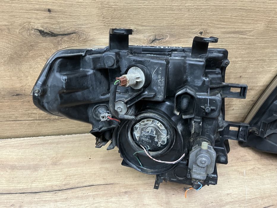 Lampa/reflektor przedni prawy lewy Nissan Navara