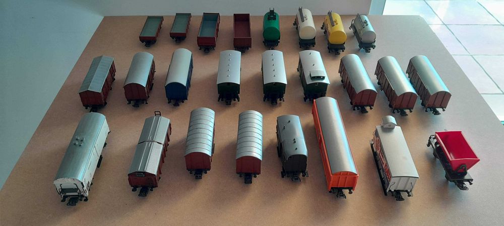 Lote de 25 vagões Marklin h0 várias referências nas caixas originais.