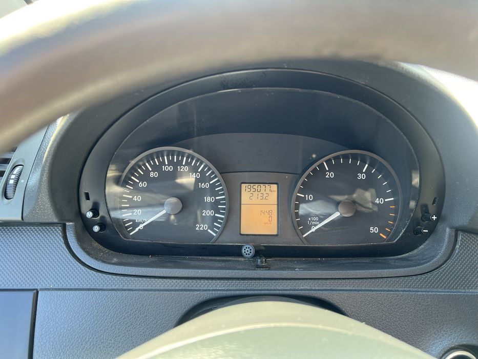 Vendo Mercedes-Benz Vito, furgão comercial, em cor branca.