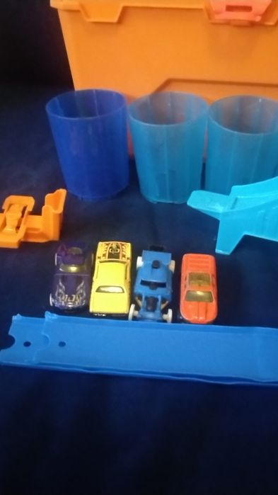 Набор трюков с бочками в чемодане Hot Wheels