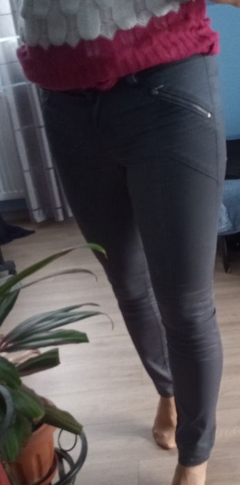 Wygodne spodnie, ozdobne naszywki