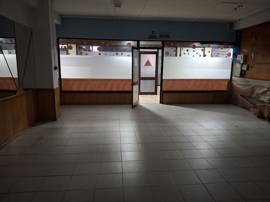 Loja com 50m e água junto a loja do cidadão Penafiel