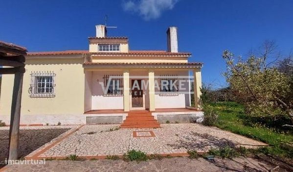 Quinta composta por uma moradia V4 e uma armazém com 5750 m2 situada e