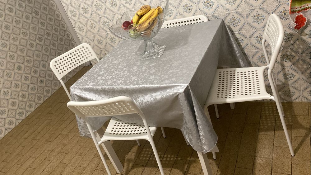 Vendo essa mesa semi nova